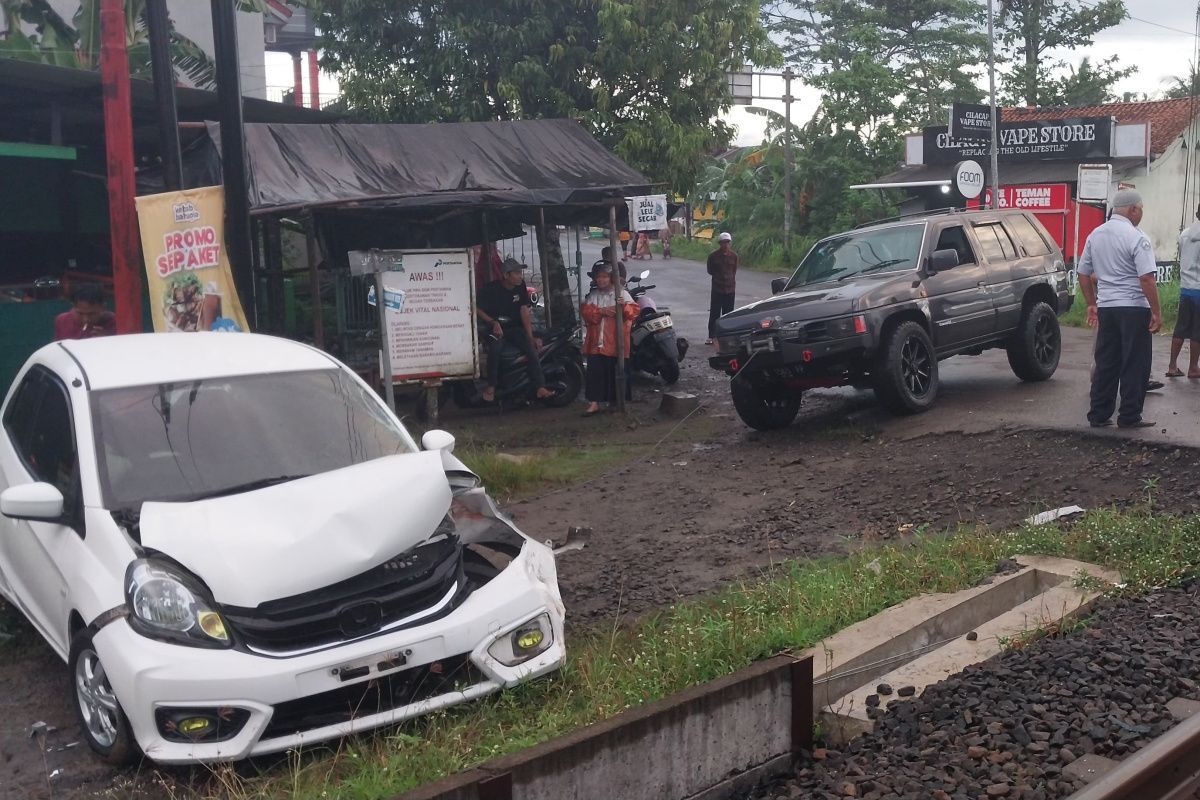 KAI: Mobil langgar perlintasan sebabkan insiden KA di Cilacap