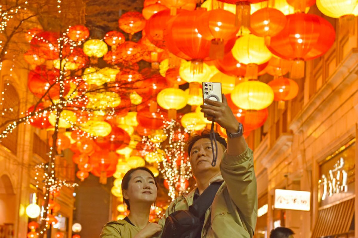 Jelang Imlek, cahaya lampion meriahkan malam di Lee Tung Street