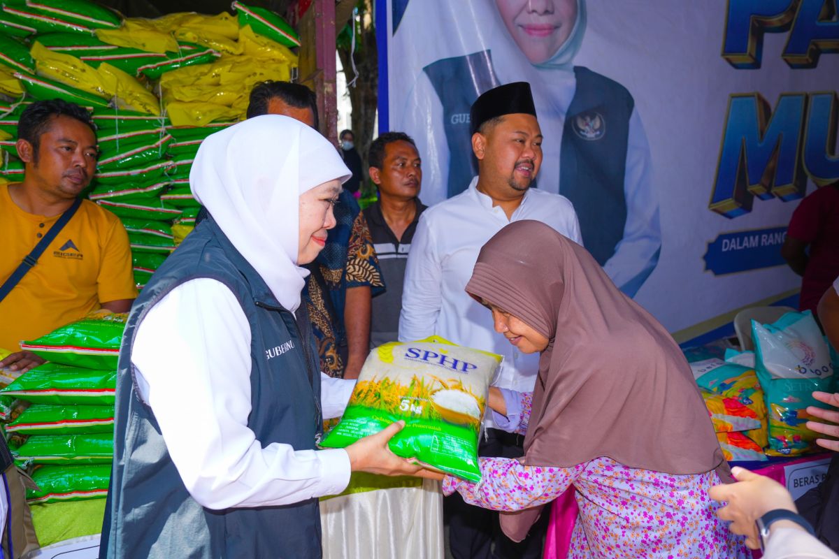 Khofifah pastikan stok bahan pokok aman dan terjangkau di Gresik
