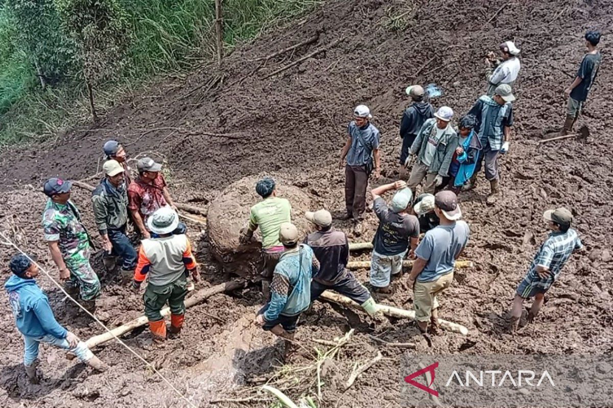 BPBD Probolinggo gerak cepat tangani longsor tutup akses jalan desa