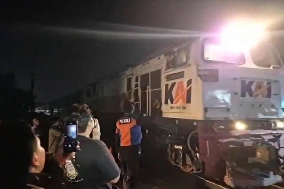 Perjalanan KA Blambangan Ekspres terganggu akibat tertemper truk