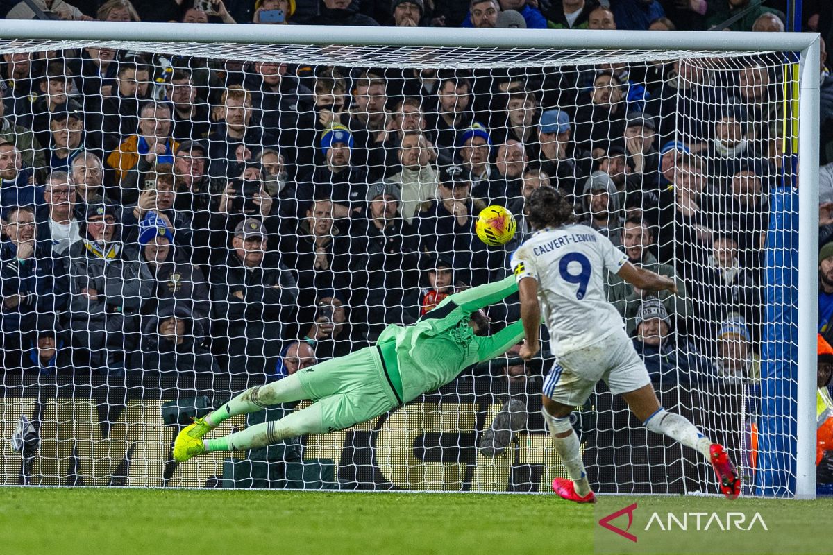 Arne Slot berharap Alisson Becker fit saat jamu Tottenham