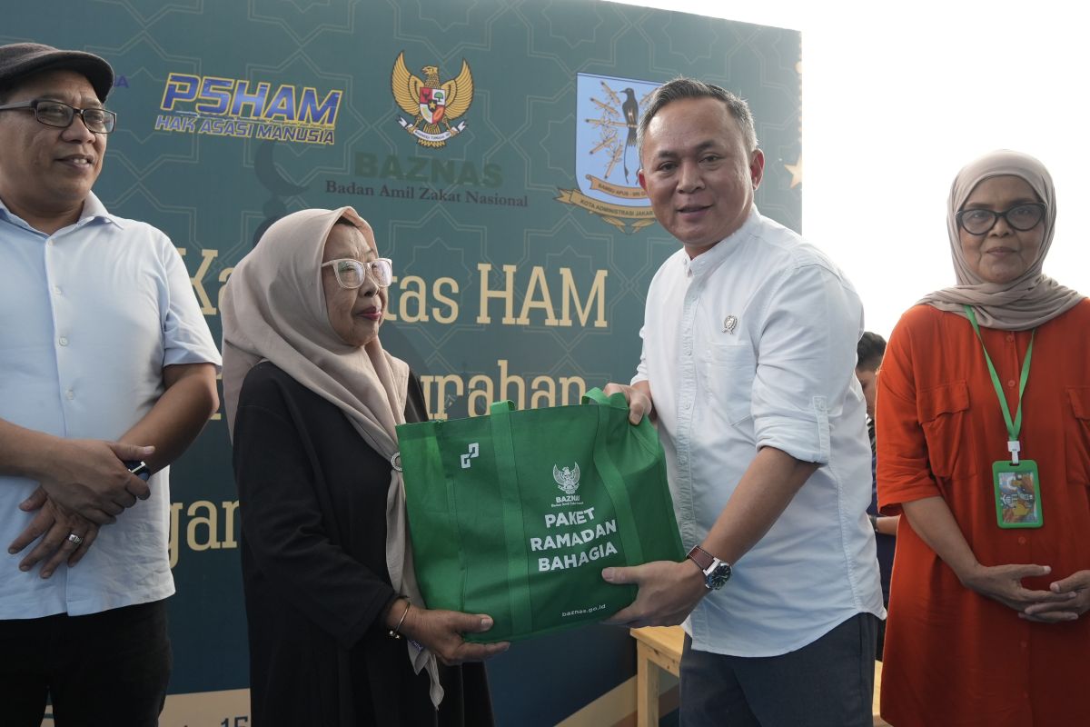 Wamen HAM serahkan santunan jelang Ramadan ke keluarga korban Mei 1998