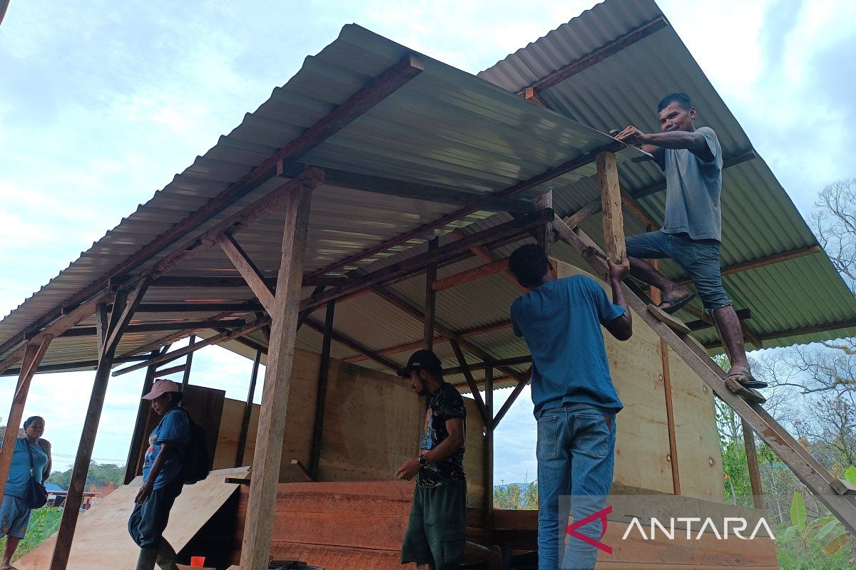 Warga Hutanabolon Tapanuli Tengah bangun huntara secara mandiri