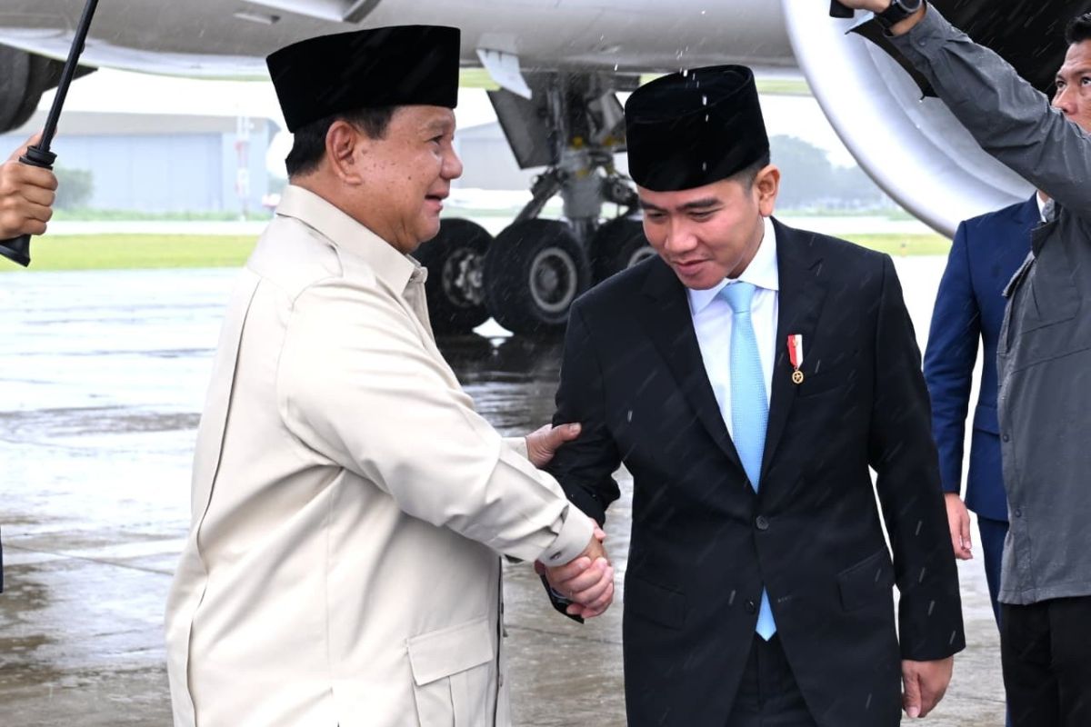Gibran sambut kedatangan Prabowo usai kunjungan ke sejumlah negara