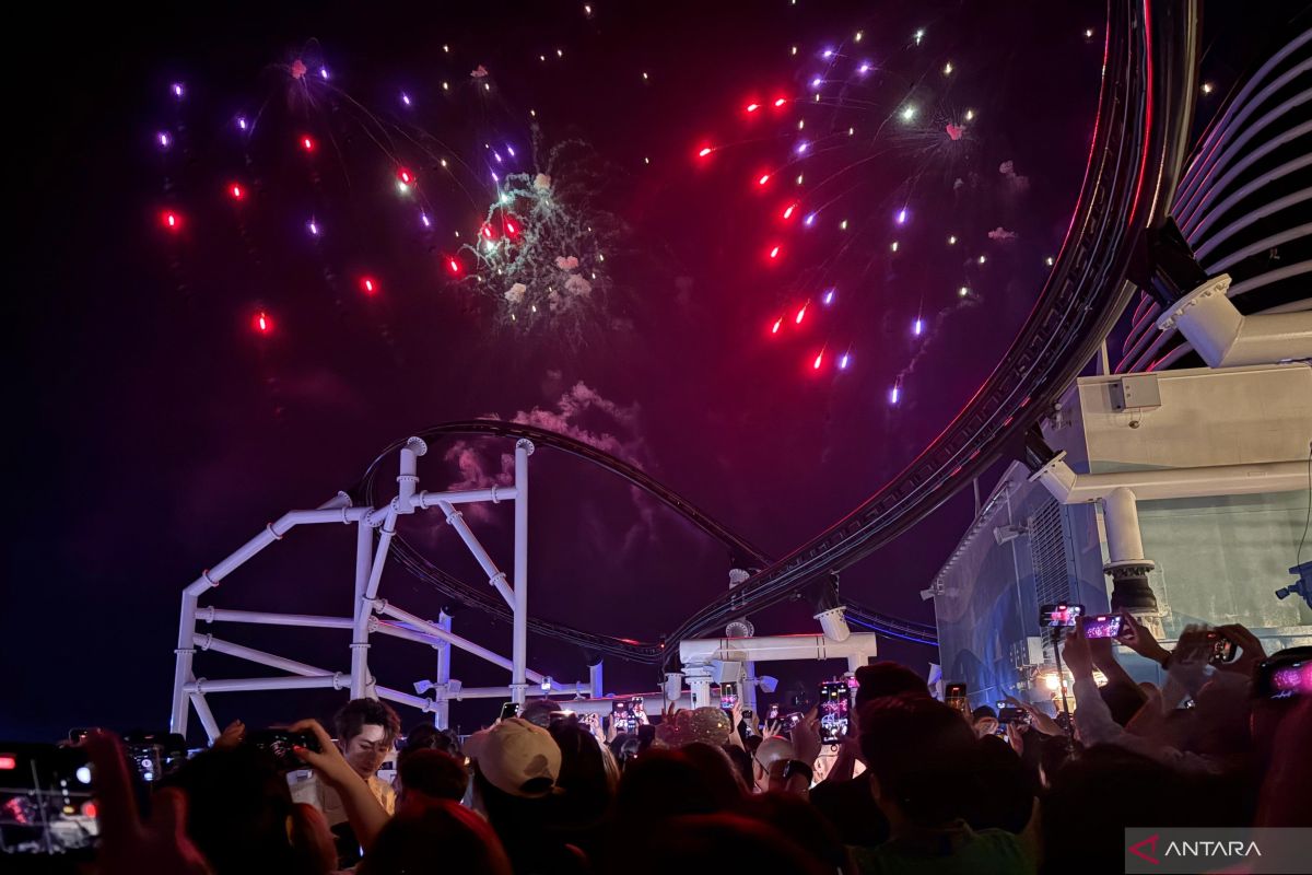 Melihat kembang api dari lantai 18 kapal Disney Adventure