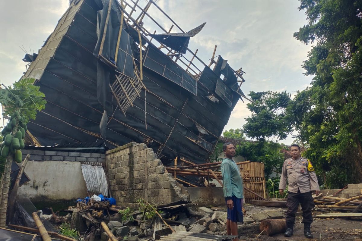 Empat sekolah hingga belasan rumah terdampak angin kencang di Jember