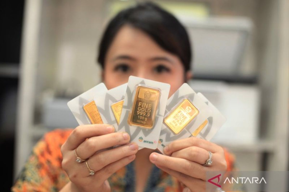 Harga emas Antam turun tipis jadi Rp3.042.000 per gram pada Kamis