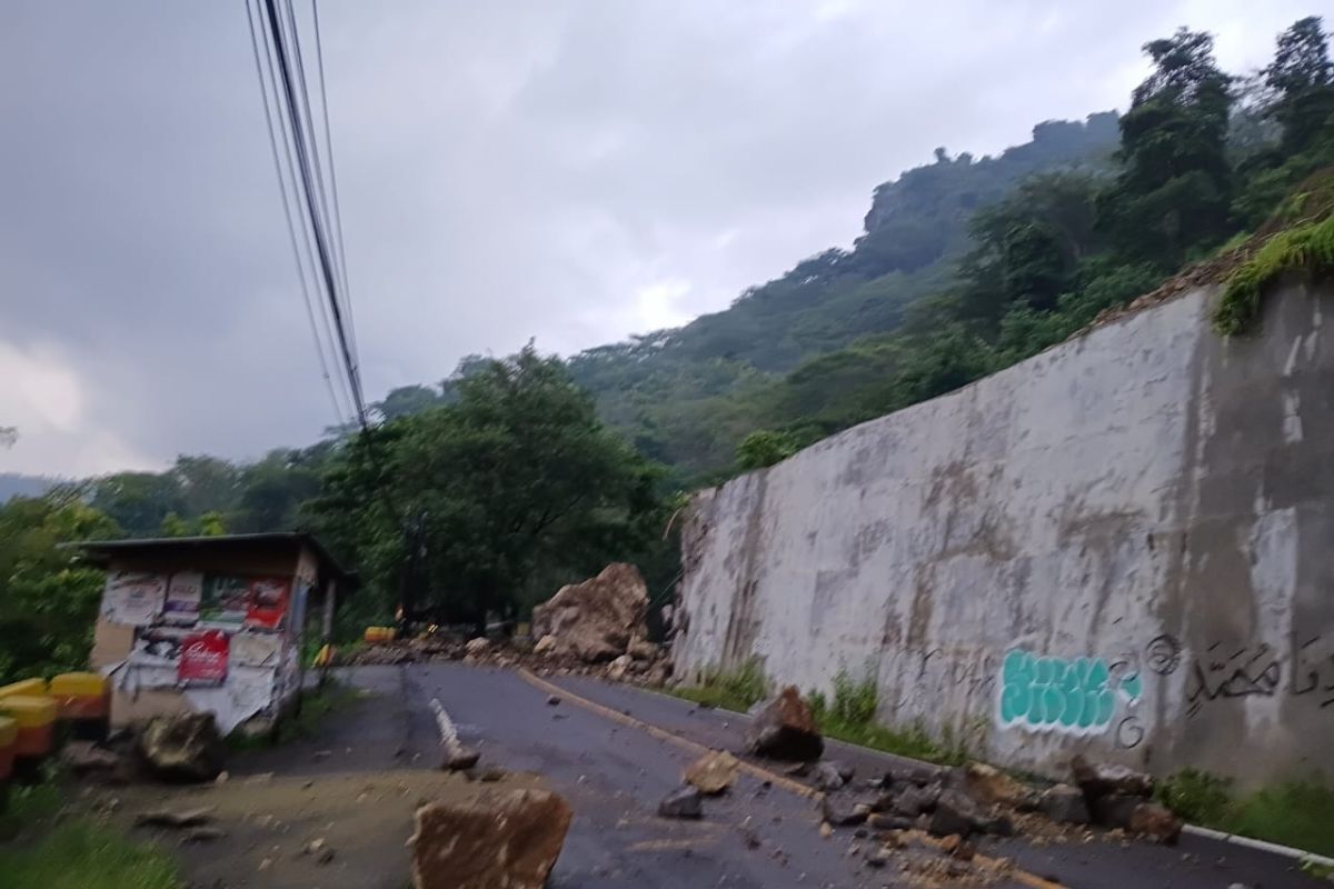 Longsor tutup total jalan nasional Trenggalek–Ponorogo