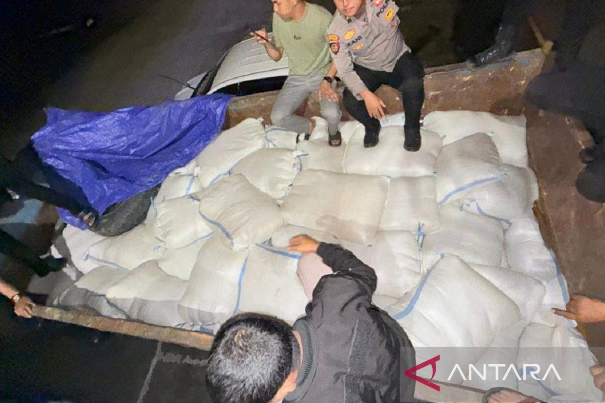 Polisi sita sepuluh ton minuman keras di Samarinda, amankan 12 orang