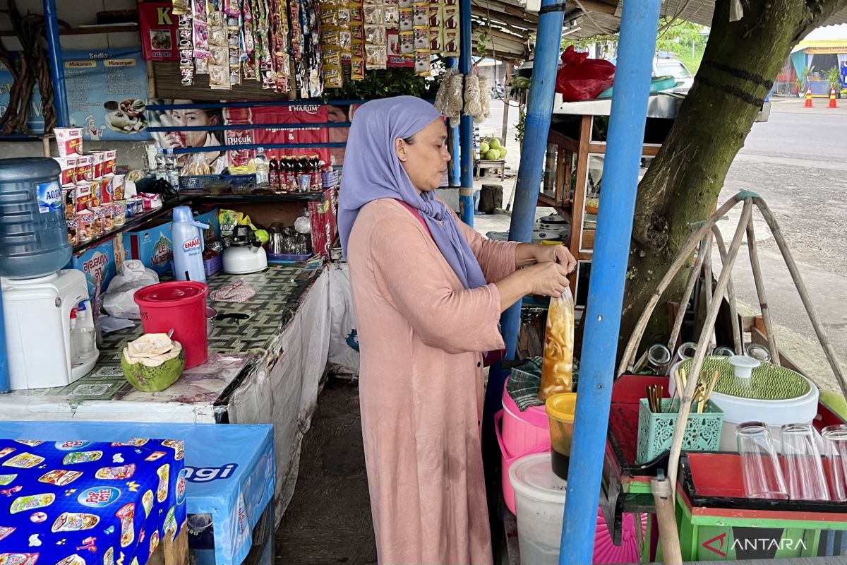 Pedagang di Rajamandala Bandung siap layani pemudik