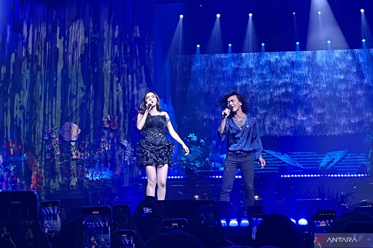 Kaka Slank nyanyikan lagu "Sial" di konser KOMA Mahalini