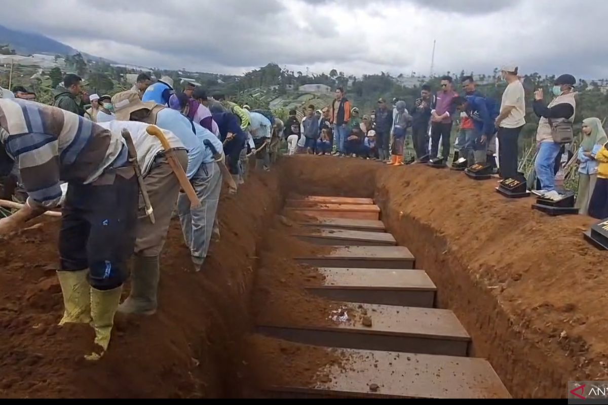 Pemkab gelar pemakaman massal sepuluh jenazah longsor Cisarua