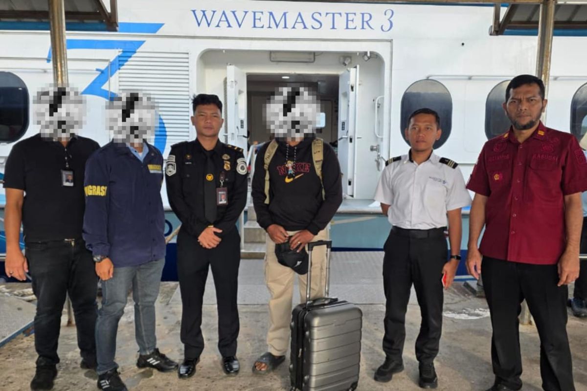 Imigrasi Tanjungpinang deportasi WNA Singapura langgar izin tinggal