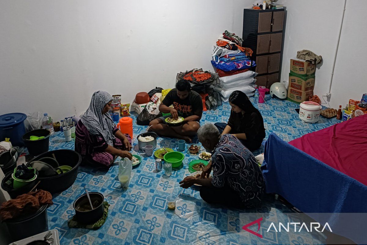 Penyintas bencana tanah bergerak Tapsel buka puasa pertama di huntara