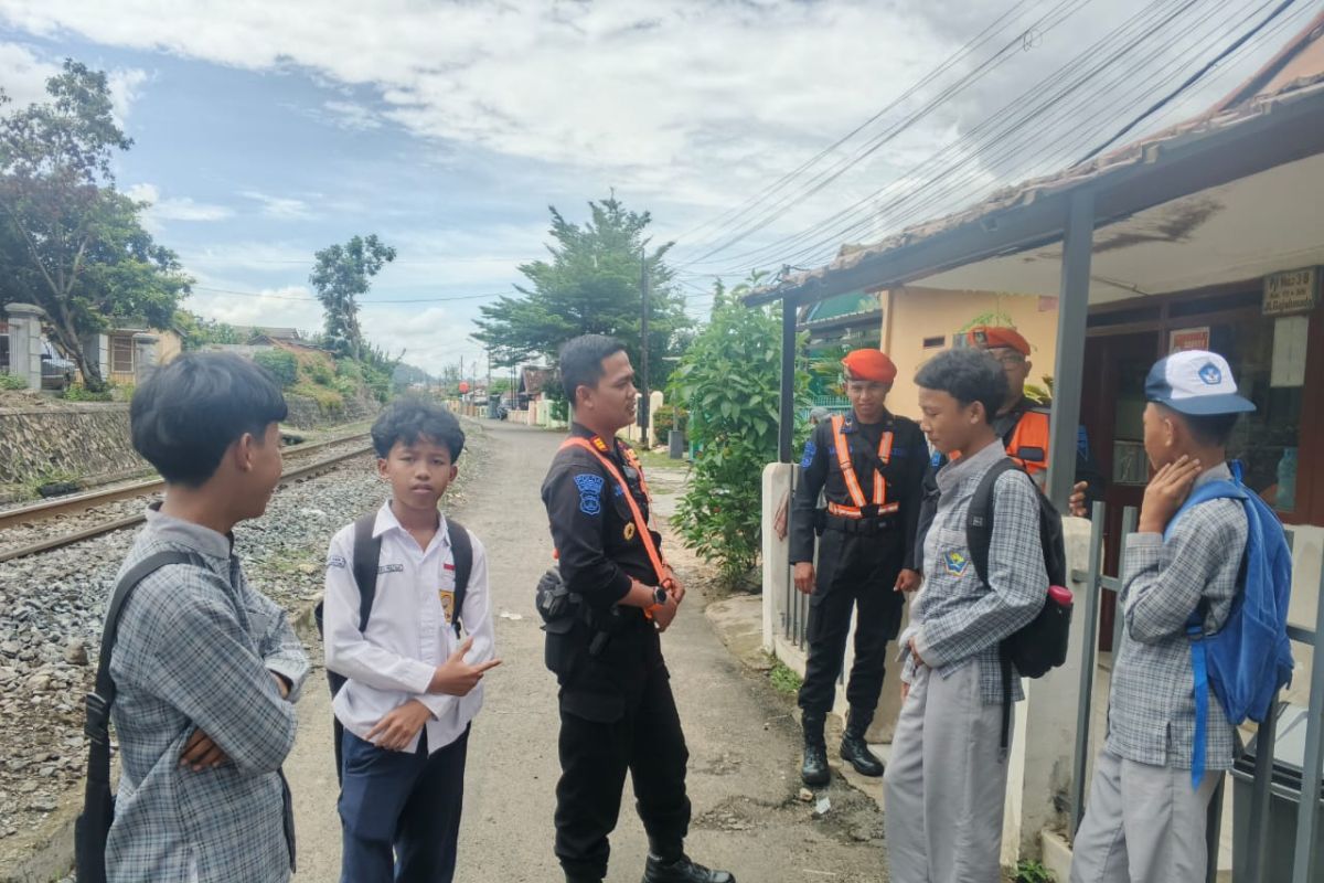 KAI Tanjungkarang ingatkan warga tak ngabuburit di area rel kereta api