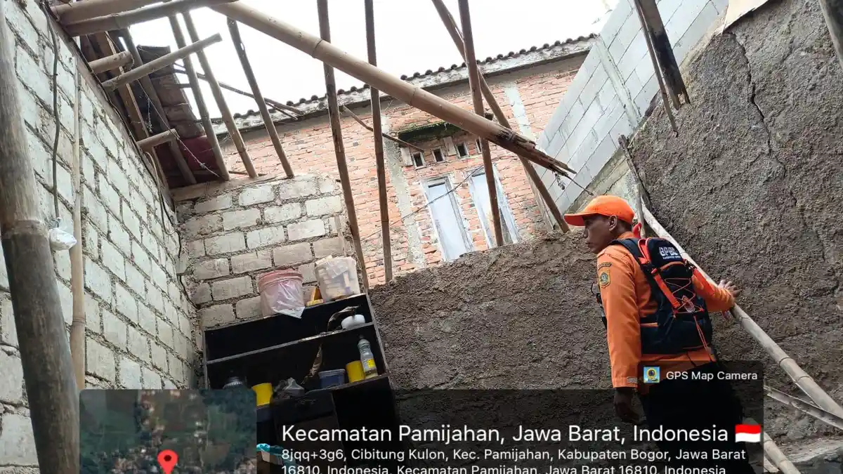 Tak Kuat Diguyur Hujan Deras, Atap Rumah Warga di Pamijahan Bogor Ambruk