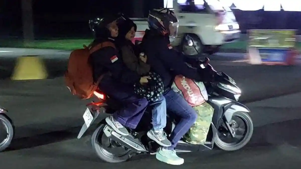 Jalur Puncak Bogor Mulai Dipadati Pemudik Kemarin Malam, Bonceng Tiga dan Bawa Banyak Muatan