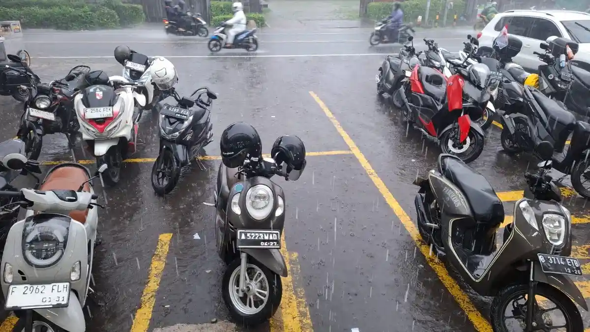 Puncak Bogor Diguyur Hujan Deras Siang Ini, Arus Kendaraan Tersendat dan Berlaku One Way ke Jakarta