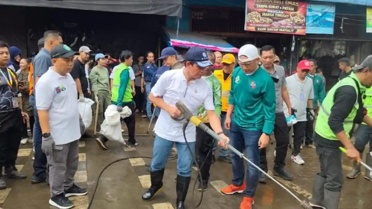 Wali Kota Bogor Bebersih Bareng Menteri LH, Semprot Trotoar Sampai Pungut Sampah di Gorong-Gorong