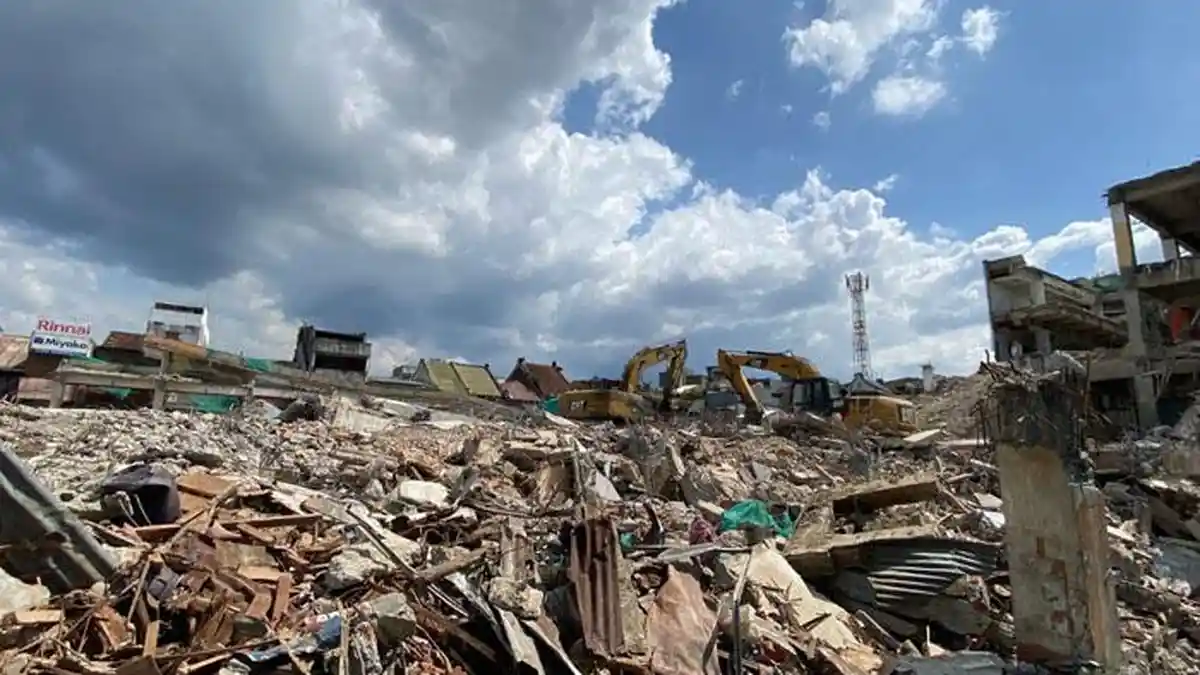 Pembongkaran Pasar Bogor Terus Dilakukan, Alat Berat Bersiap Hancurkan Lantai Parkiran Motor