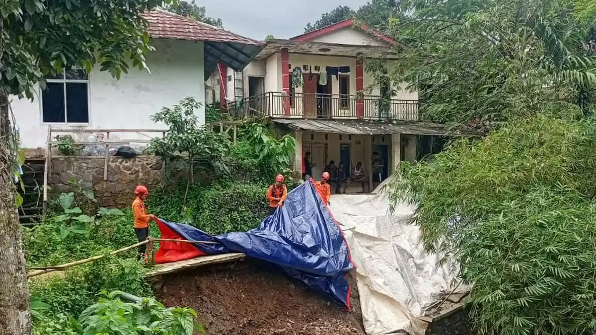 Tembok Penahan Tanah Sepanjang 20 Meter di Bojongkoneng Bogor Longsor, Rumah Warga Teramcam