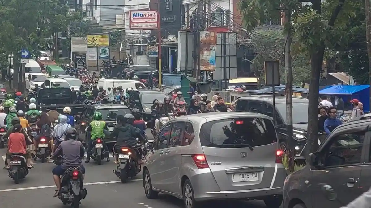 Penampakan Jalan Bangbarung Kota Bogor, Dipadati Warga yang Berburu Takjil, Arus Sampai Tersendat