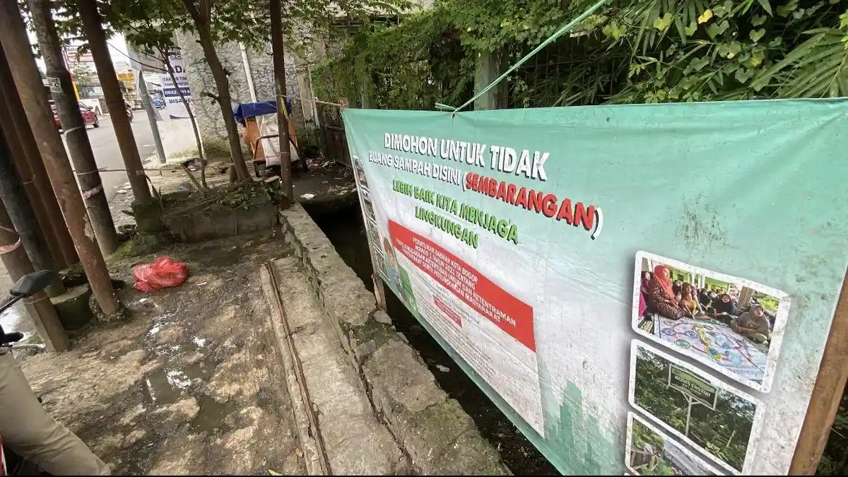 Halaman Rumah Warga di Cilendek Bogor Jadi TPS, Air Sampah Menimbulkan Bau