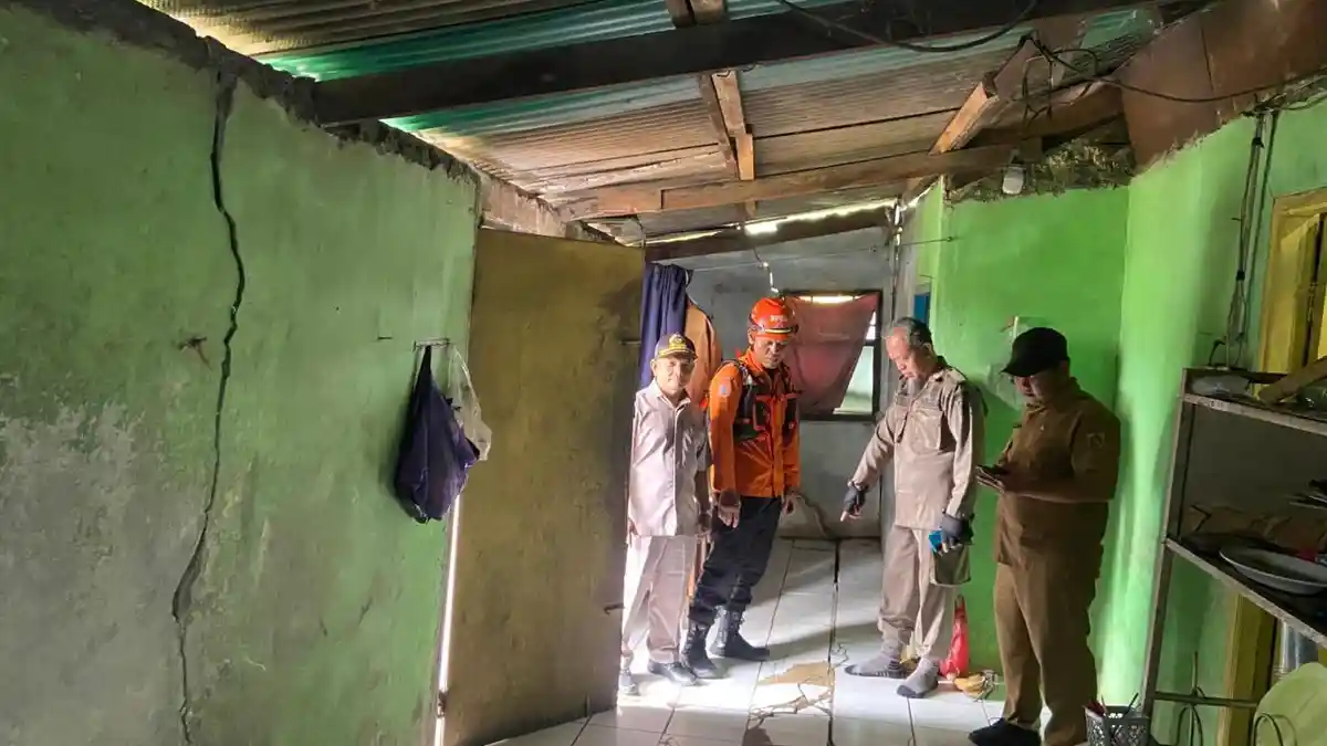Masuk Zona Merah, Pegerakan Tanah Perlahan Remukkan Rumah Warga Gunungputri Bogor