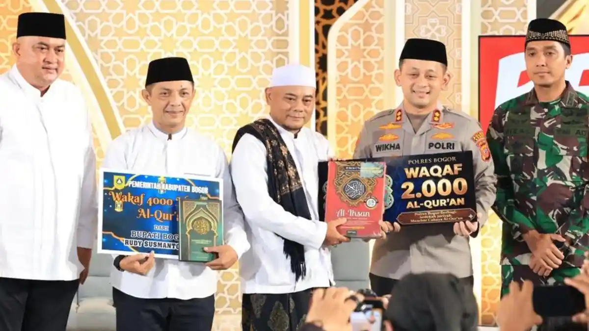Patungan Pakai Uang Pribadi, Polres Bogor Beli 2000 AlQuran untuk Diwakafkan ke Masjid dan Pesantren
