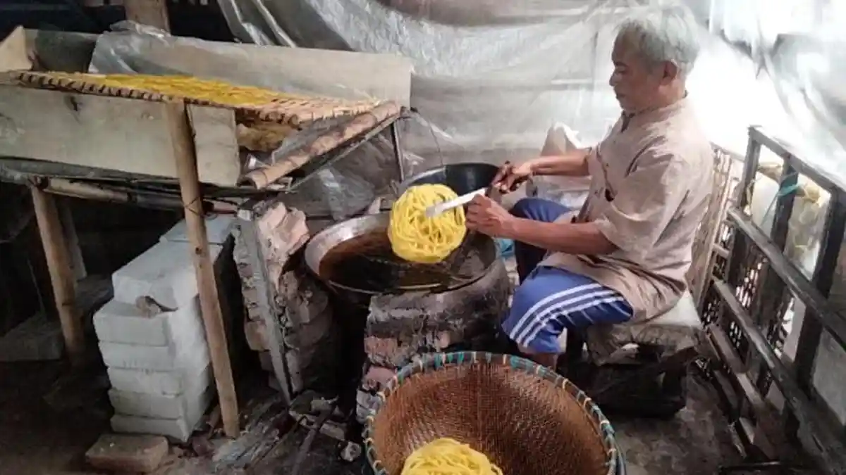 Berkah Bulan Suci Ramadhan, Penjual Kerupuk Mie di Cibinong Bogor Kebanjiran Order