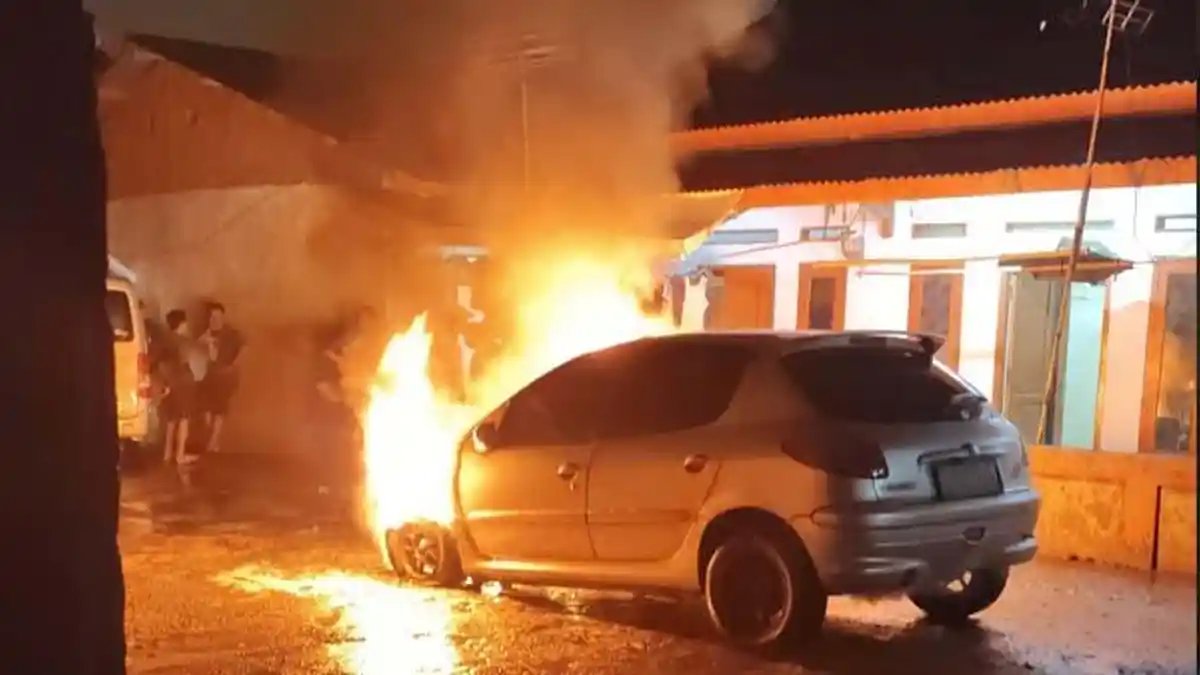Ditinggal Pemiliknya Bertamu, Satu Unit Mobil Tiba-tiba Terbakar saat Terparkir di Citeureup Bogor