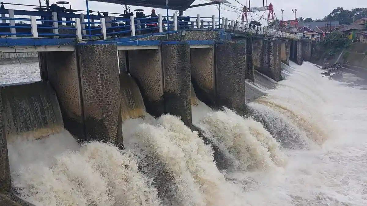 Kondisi TMA Bendung Katulampa Kota Bogor Senin Siang, Langit Cerah Berawan