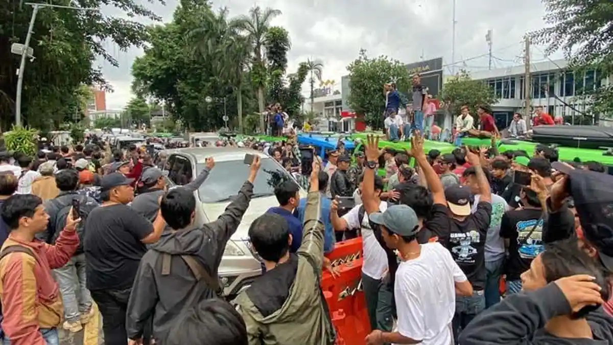 Demo Angkot Tua di Balai Kota Bogor Mulai Ricuh, Sopir Tutup Jalan Juanda, Pemotor Kena Keplak