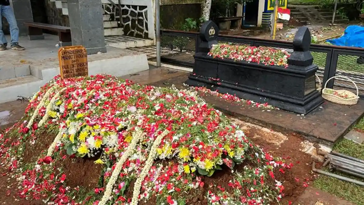 Dimakamkan Berdampingan, Eyang Meri Rupanya Rutin Ziarah di Tanggal 14 ke Makam Jenderal Hoegeng