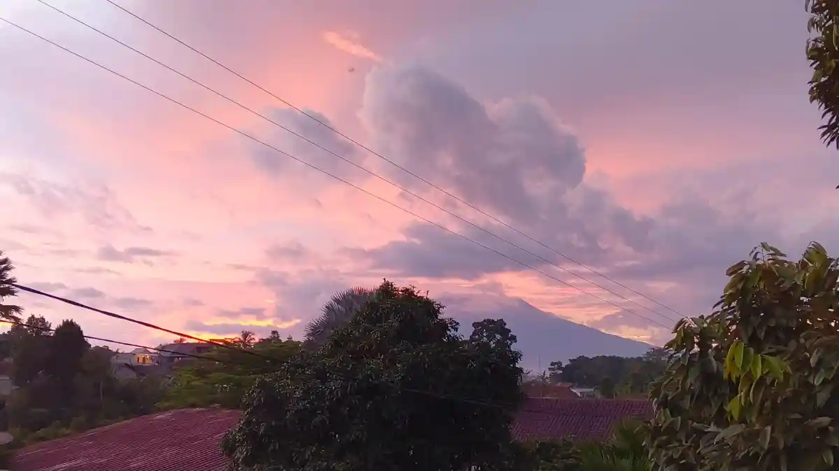 Usai Hujan Deras, Langit Ciawi Bogor Terlihat Jingga, Simak Prakiraan Cuaca Nanti Malam Menurut BMKG