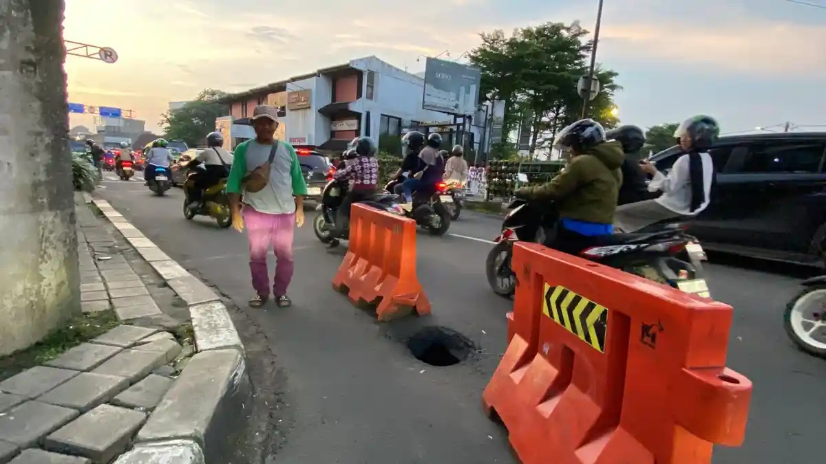 Muncul Lubang di Bawah JPO Paledang Bogor, Arus Lalu Lintas Macet Terhalang Water Barier