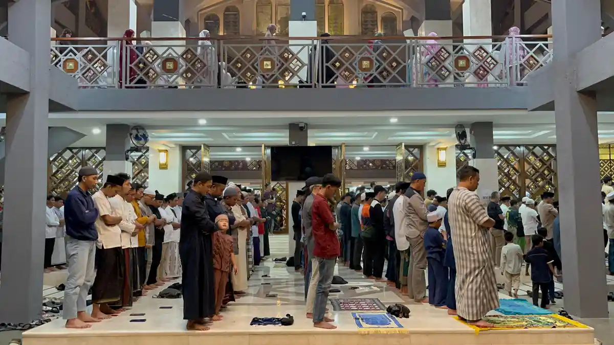 Ribuan Jemaah Ikuti Sholat Tarawih Pertama di Masjid Raya Nurul Wathon Bogor