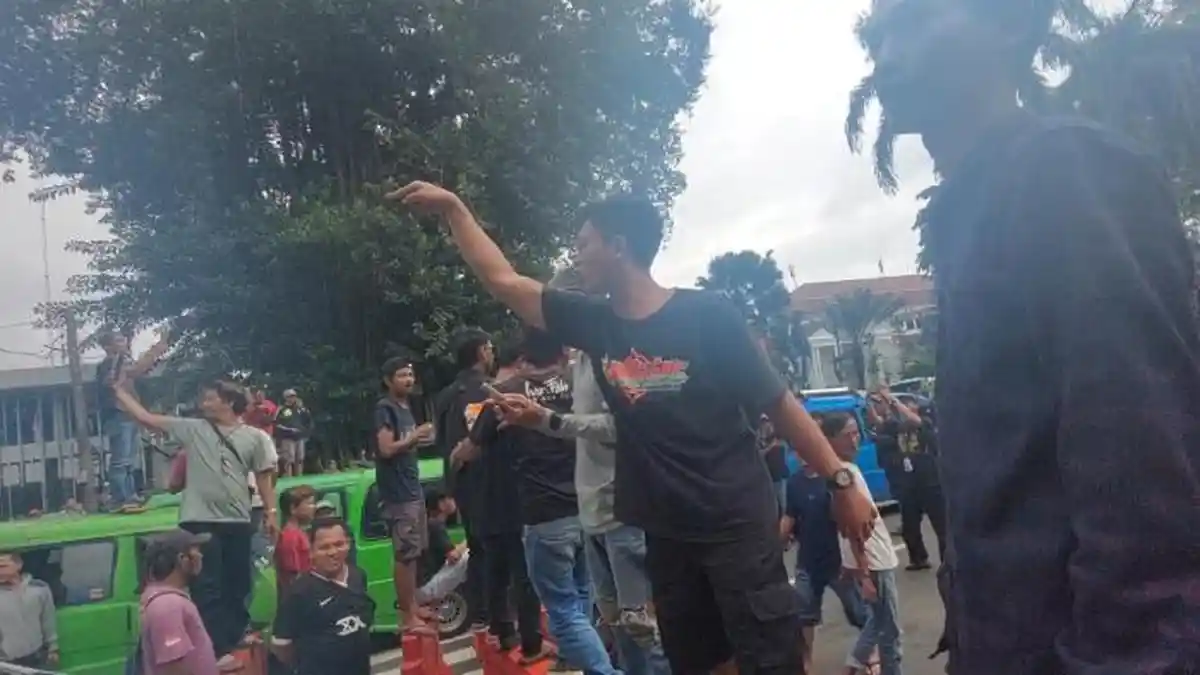 Sempat Blokade Jalan, Sopir Angkot Maki-maki Pengendara yang Ingin Lewat: Bapak Jangan Belagu!