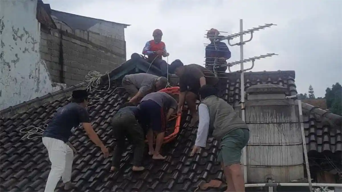 Pria Kota Bogor Tewas Saat Perbaiki Atap Rumah, Jasadnya Dievakuasi Damkar