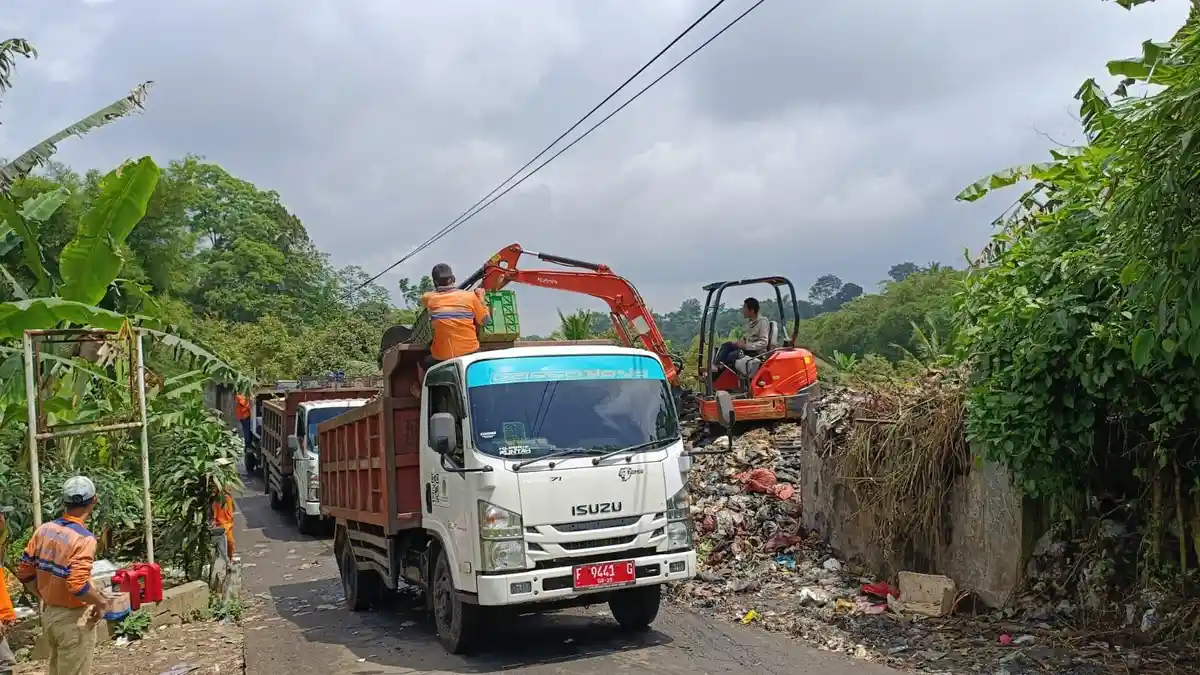 Tumpukan Sampah di Kawasan Puncak Bogor Diangkut Puluhan Truk, Kini Ditutup Jadi Tempat Pembuangan