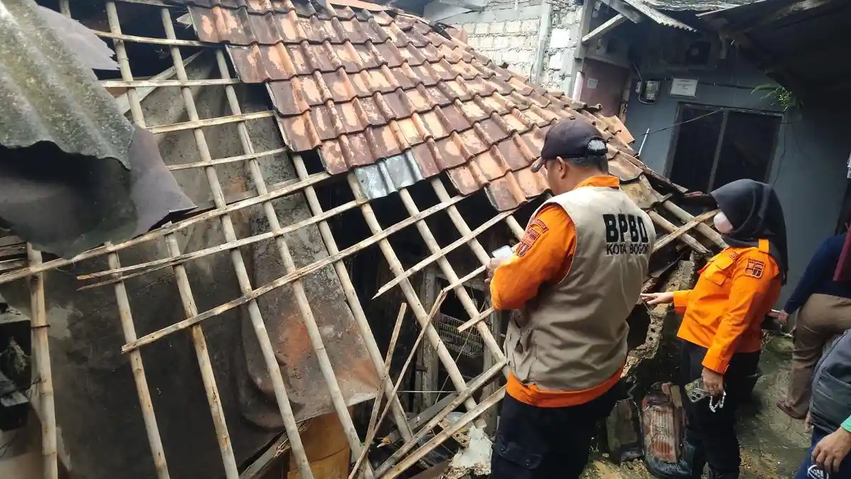 Kronologi Atap Rumah Warga di Kota Bogor Ambruk Saat Hujan Deras, Penghuni Butuh Hunian Sementara