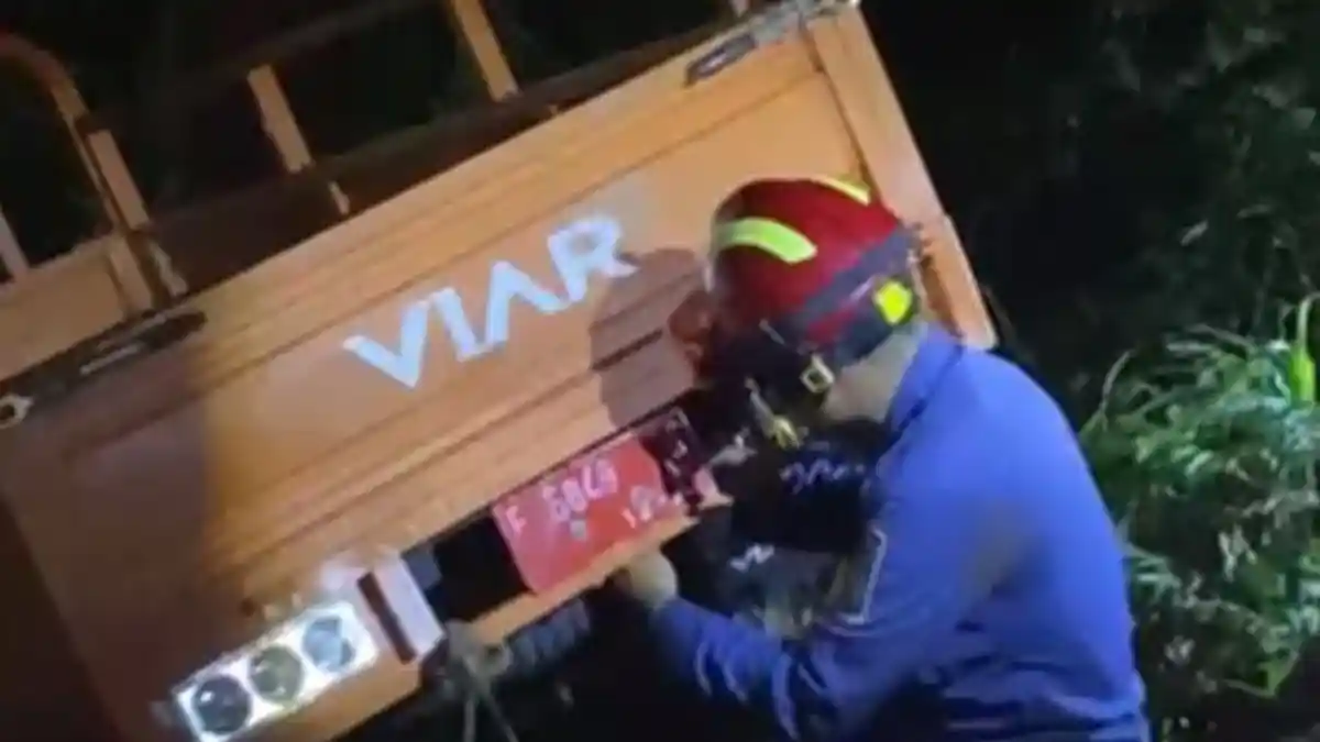 Motor Roda Tiga Tercebur ke Empang di Bojonggede Bogor, Damkar Tarik Pakai Webing