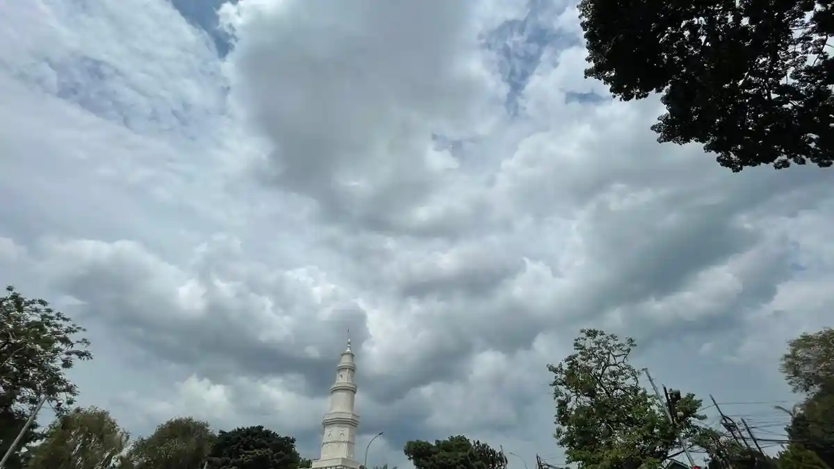 Kondisi Cuaca Bogor Kamis 26 Februari 2026, Cerah di Barat dan Tanah Sareal, Selatan Mendung