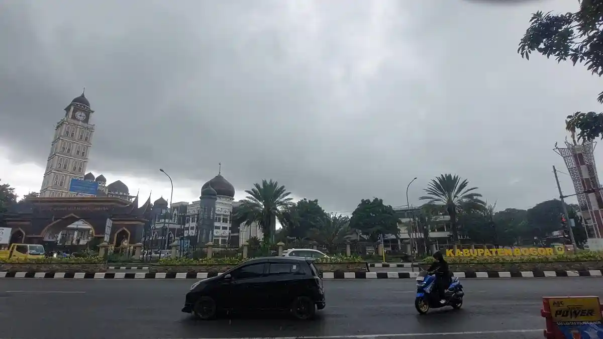 Puncak Bogor Hujan Siang Ini, Tinggi Air Sungai Ciliwung di Bendung Katulampa Masih di Titik Rendah