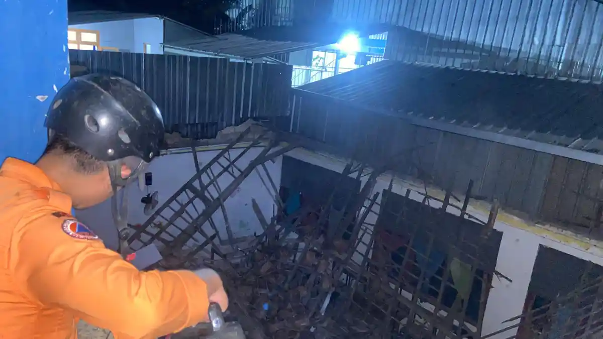 Tak Ada Hujan Tak Ada Angin, Atap Kelas Sekolah Madrasah di Gunungputri Bogor Ambruk