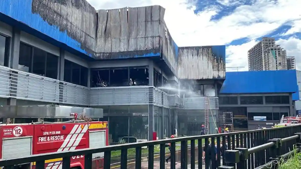 Lantai 2 Karoseri Delima Jaya Bogor Kebakaran, Arus Lalu Lintas di Jalan Sholeh Iskandar Macet Parah