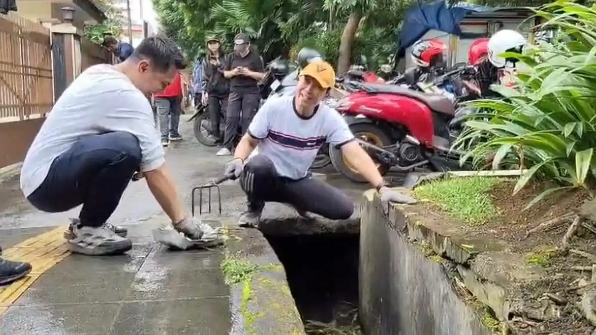 Kembalikan Kecantikan Jalan Pengadilan Kota Bogor, Dedie Rachim Angkut Sampah dari Gorong-gorong