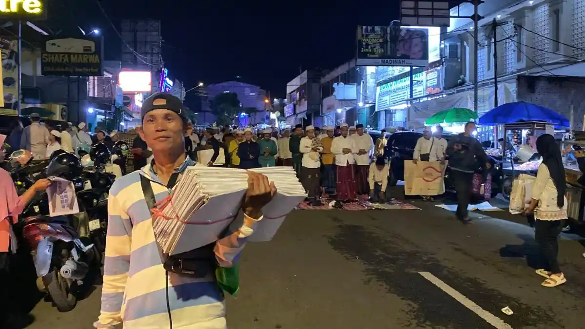 Penjual Tikar Ikut Berburu Rejeki di Salat Tarawih Malam 21 Empang Bogor, Sampai Bawa Puluhan