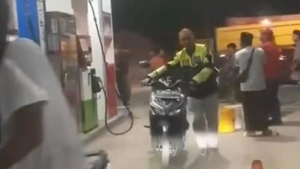 Viral Video Pertalite Bercampur Air di Parung Panjang Bogor, Pengendara Dorong Motornya